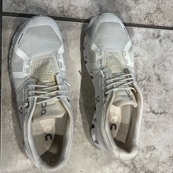 ON CLOUD-All white Cloud 5, Women’s 8/Men’s 6 - Picture 7 of 10